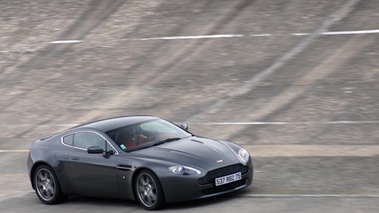 Malte à Montlhéry - Aston Martin V8 Vantage anthracite 3/4 avant droit filé