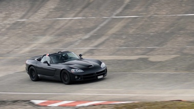 Malte à Montlhéry - Dodge Viper SRT-10 noir 3/4 avant droit filé