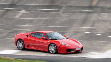 Malte à Montlhéry - Ferrari F430 rouge 3/4 avant droit filé