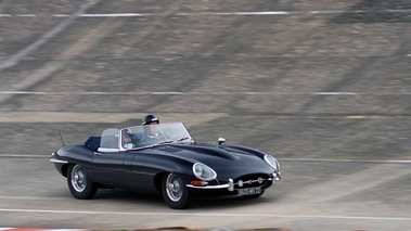 Malte à Montlhéry - Jaguar Type E Cabriolet bleu 3/4 avant droit filé