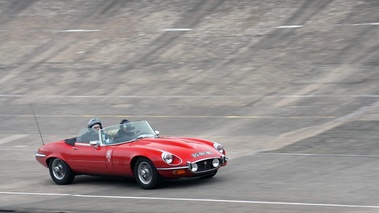 Malte à Montlhéry - Jaguar Type E Cabriolet rouge 3/4 avant droit filé