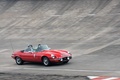 Malte à Montlhéry - Jaguar Type E Cabriolet rouge 3/4 avant droit filé