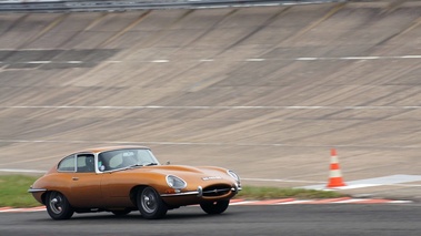 Malte à Montlhéry - Jaguar Type E marron 3/4 avant droit filé