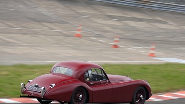 Malte à Montlhéry - Jaguar XK120 bordeaux 3/4 arrière droit filé