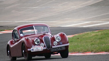 Malte à Montlhéry - Jaguar XK120 bordeaux 3/4 avant droit