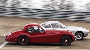 Malte à Montlhéry - Jaguar XK120 bordeaux filé