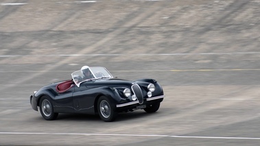 Malte à Montlhéry - Jaguar XK140 Roadster noir 3/4 avant droit filé