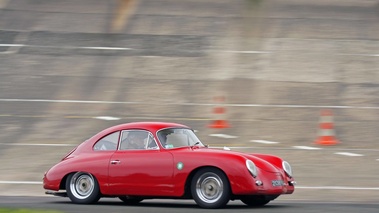 Malte à Montlhéry - Porsche 356 Carrera rouge 3/4 avant droit filé