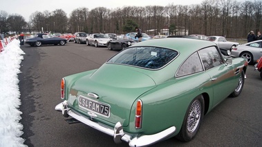Aston Martin DB4 vert 3/4 arrière droit