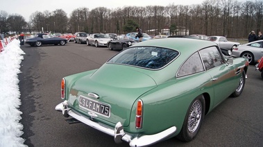 Aston Martin DB4 vert 3/4 arrière droit