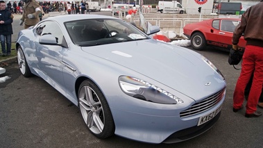 Aston Martin DB9 MY2012 bleu 3/4 avant droit