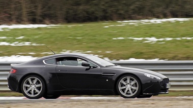 Aston Martin V8 Vantage noir filé