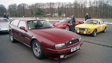 Aston Martin Virage Shooting Brake bordeaux 3/4 avant droit