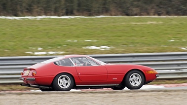 Ferrari 365 GTB/4 Daytona rouge 3/4 arrière droit filé