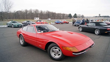 Ferrari 365 GTB/4 Daytona rouge 3/4 avant droit