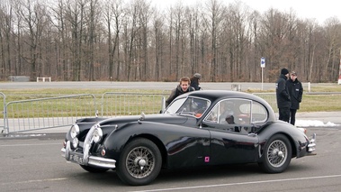 Jaguar XK120 noir 3/4 avant gauche