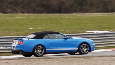 Shelby GT500 Convertible bleu 3/4 arrière droit filé