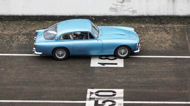 Malte à Montlhéry 2017 - AC Greyhound Bristol V6 bleu filé vue de haut