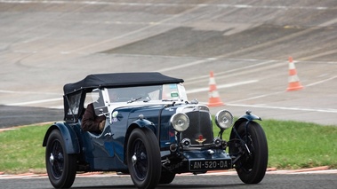 Malte à Montlhéry 2017 - Aston Martin bleu 3/4 avant droit 