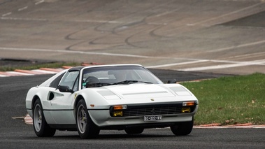 Malte à Montlhéry 2017 - Ferrari 308 GTS blanc 3/4 avant droit