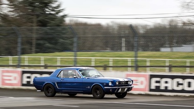 Malte à Montlhéry 2017 - Ford Mustang bleu 3/4 avant droit filé