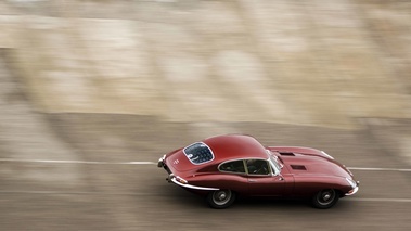 Malte à Montlhéry 2017 - Jaguar Type E bordeaux 3/4 arrièr droit filé