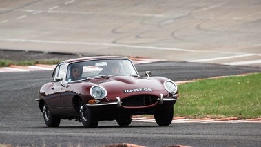 Malte à Montlhéry 2017 - Jaguar Type E bordeaux 3/4 avant droit