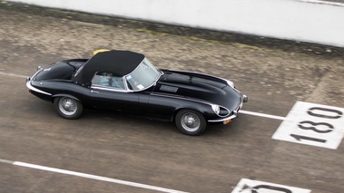 Malte à Montlhéry 2017 - Jaguar Type E Cabriolet noir 3/4 avant droit filé vue de haut