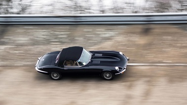 Malte à Montlhéry 2017 - Jaguar Type E Cabriolet noir 3/4 avant droit filé