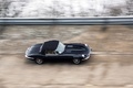 Malte à Montlhéry 2017 - Jaguar Type E Cabriolet noir 3/4 avant droit filé