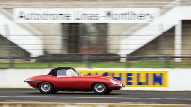 Malte à Montlhéry 2017 - Jaguar Type E Cabriolet rouge filé