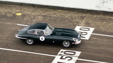 Malte à Montlhéry 2017 - Jaguar Type E vert 3/4 avant droit filé vue de haut