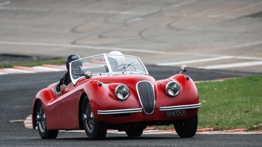 Malte à Montlhéry 2017 - Jaguar XK120 Roadster rouge 3/4 avant droit