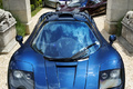 McLaren F1 bleu face avant debout