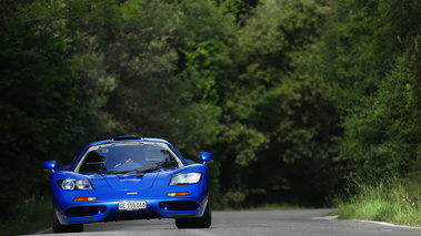 McLaren F1 bleu face avant