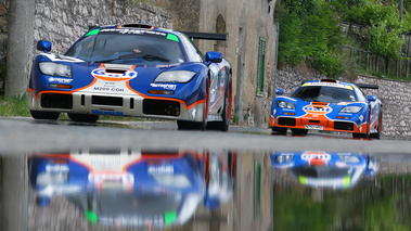 McLaren F1 GTR bleu 3/4 avant gauche penché