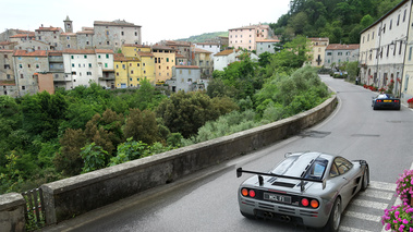 McLaren F1 GTR gris 3/4 arrière droit vue de haut