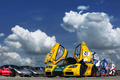 McLaren F1 GTR jaune 3/4 avant gauche portes ouvertes