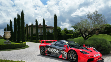 McLaren F1 GTR rouge 3/4 avant droit