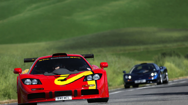 McLaren F1 GTR rouge face avant penché