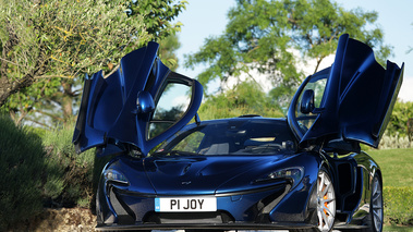 McLaren P1 bleu 3/4 avant gauche portes ouvertes