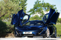 McLaren P1 bleu 3/4 avant gauche portes ouvertes