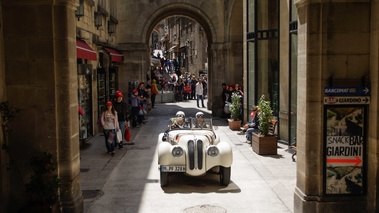 BMW 328, blanc, ville