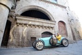 Bugatti bleu, action ville, profil gch