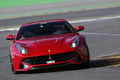 Ferrari F12 Berlinetta rouge face avant penché