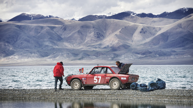 Lancia Fulvia rouge, mécanique, paysage