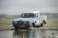 Mercedes 200 bleu, action gué