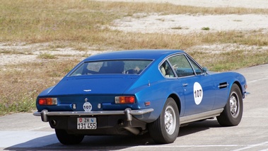 Raid Suisse-Paris 2012 - Aston Martin V8 Vantage bleu 3/4 arrière droit