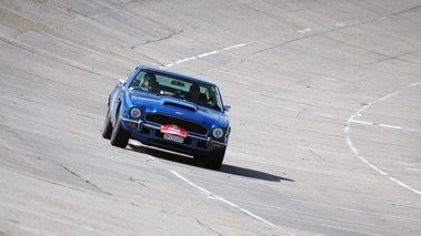 Raid Suisse-Paris 2012 - Aston Martin V8 Vantage bleu face avant