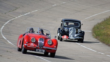 Raid Suisse-Paris 2012 - Jaguar XK120 Roadster rouge 3/4 avant droit